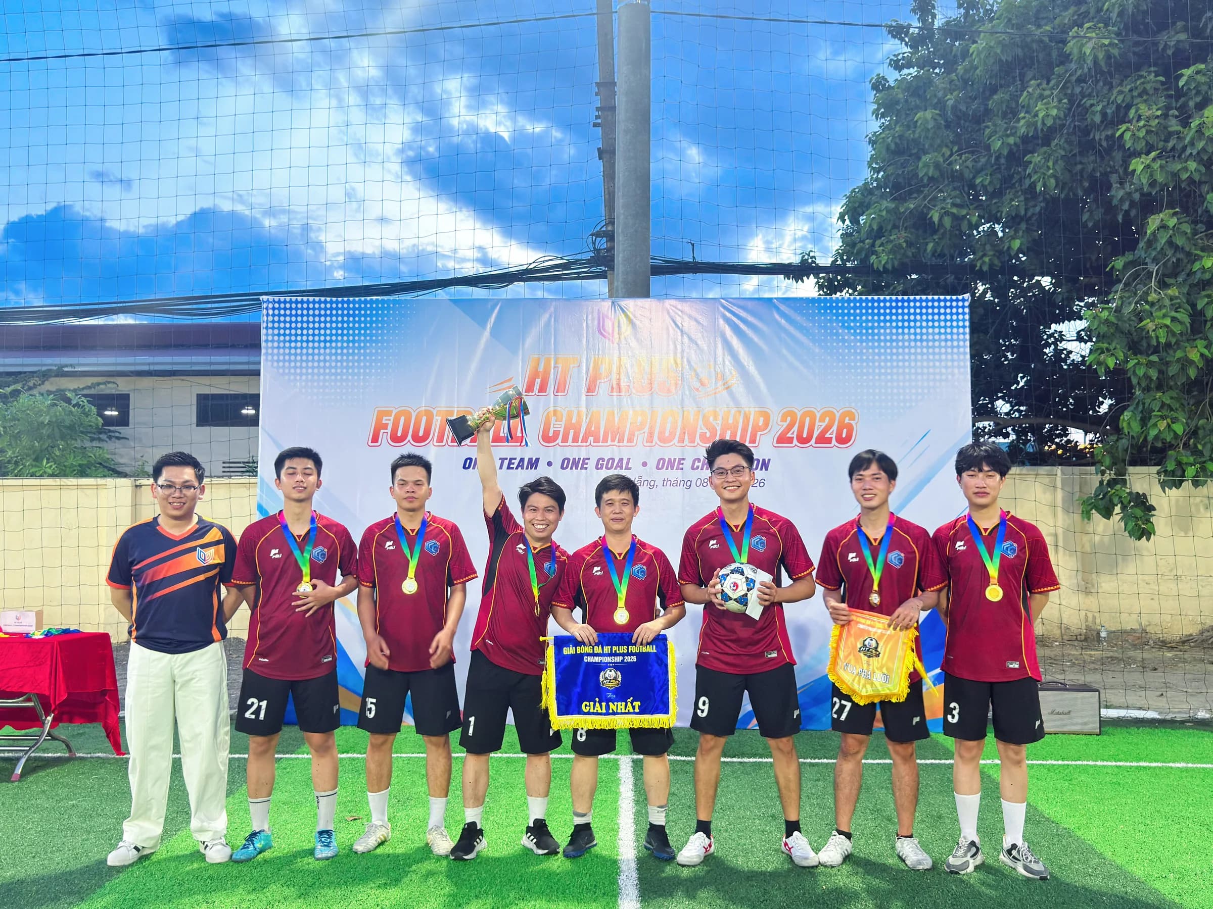CLC FC nhận cúp và bảng giải vô địch