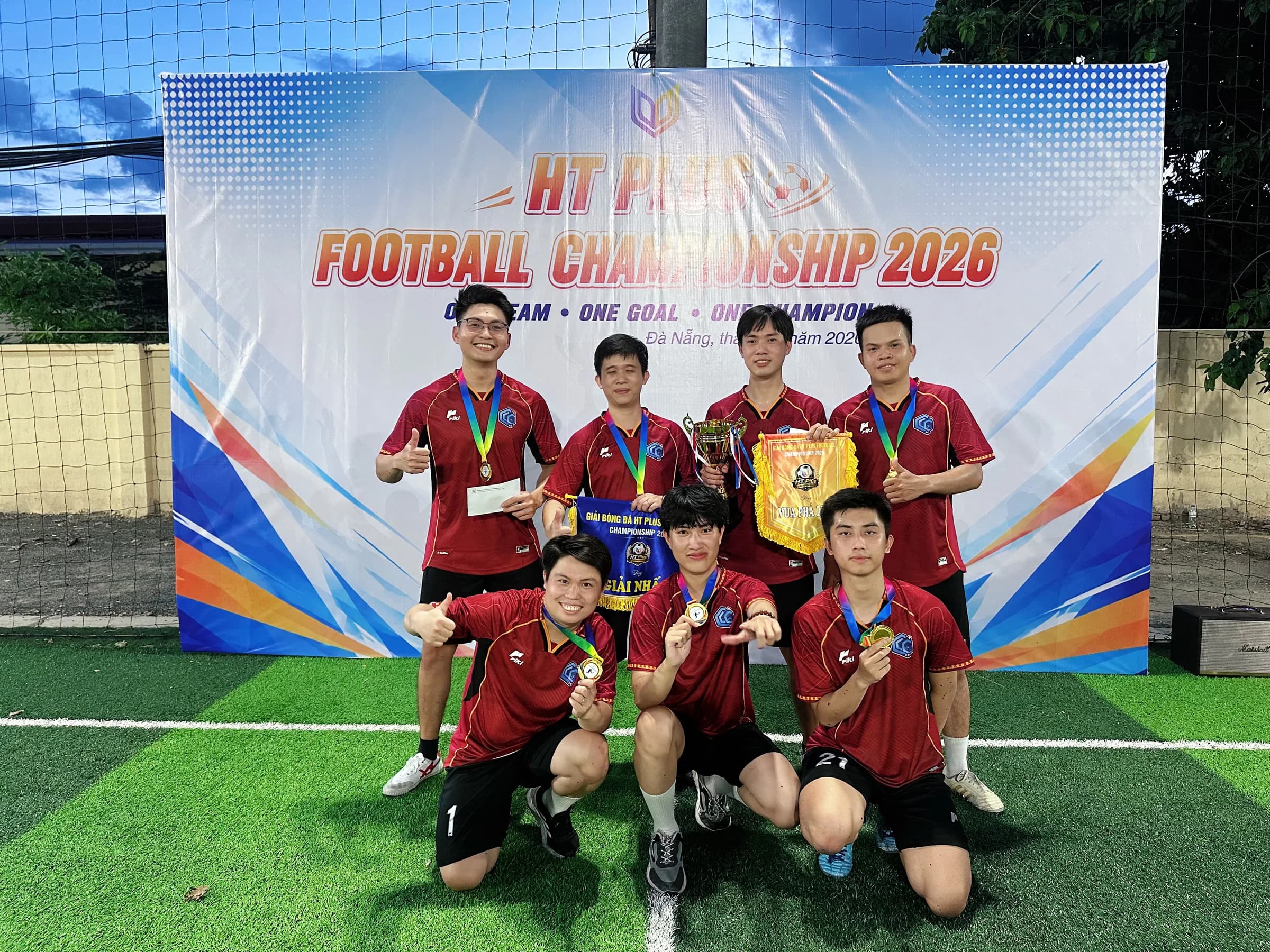 Tập thể CLC FC ăn mừng với cúp vô địch