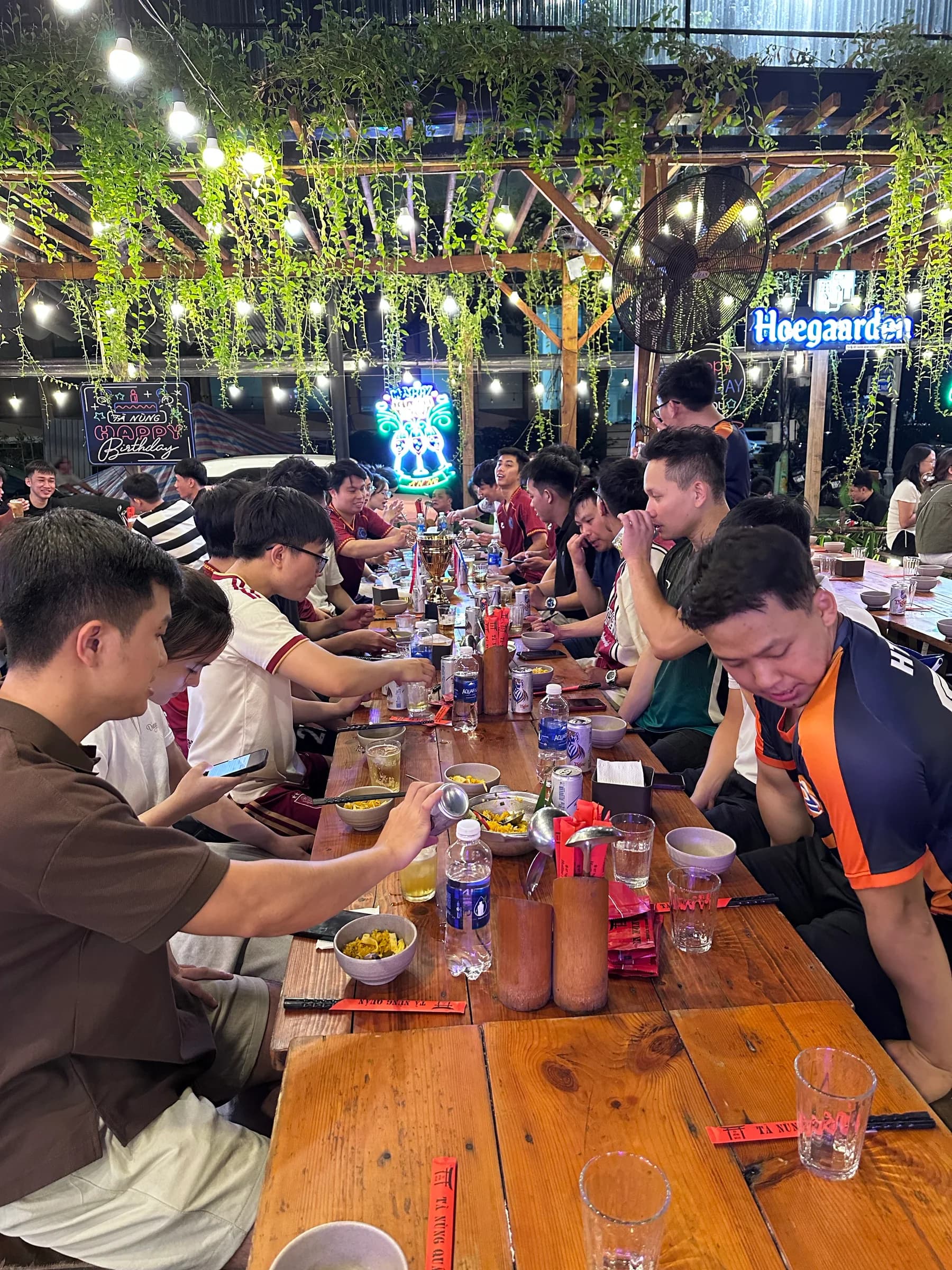 Các thành viên cùng liên hoan bên chiếc cúp sau giải đấu