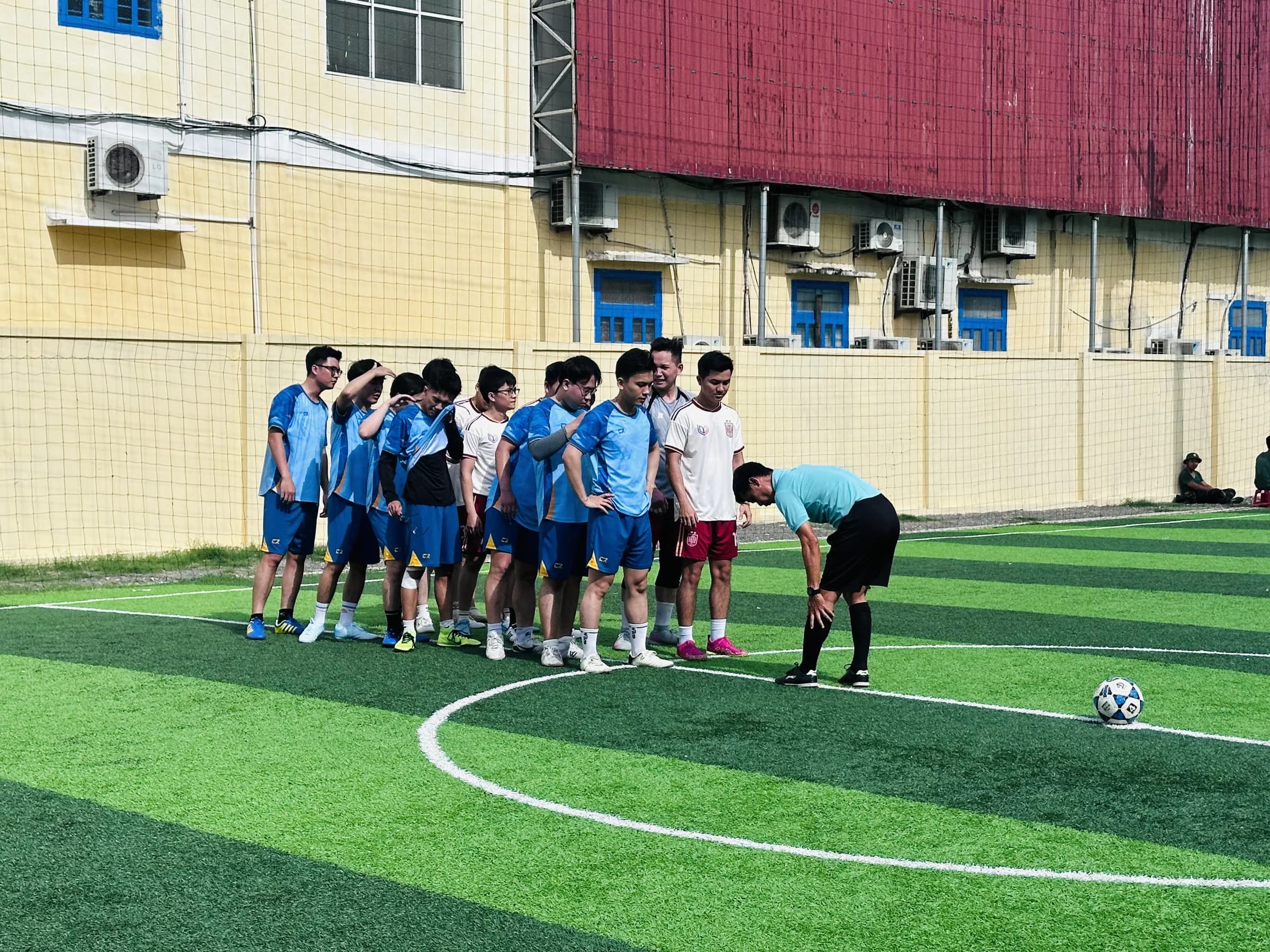 Các cầu thủ hội ý trước trận đấu