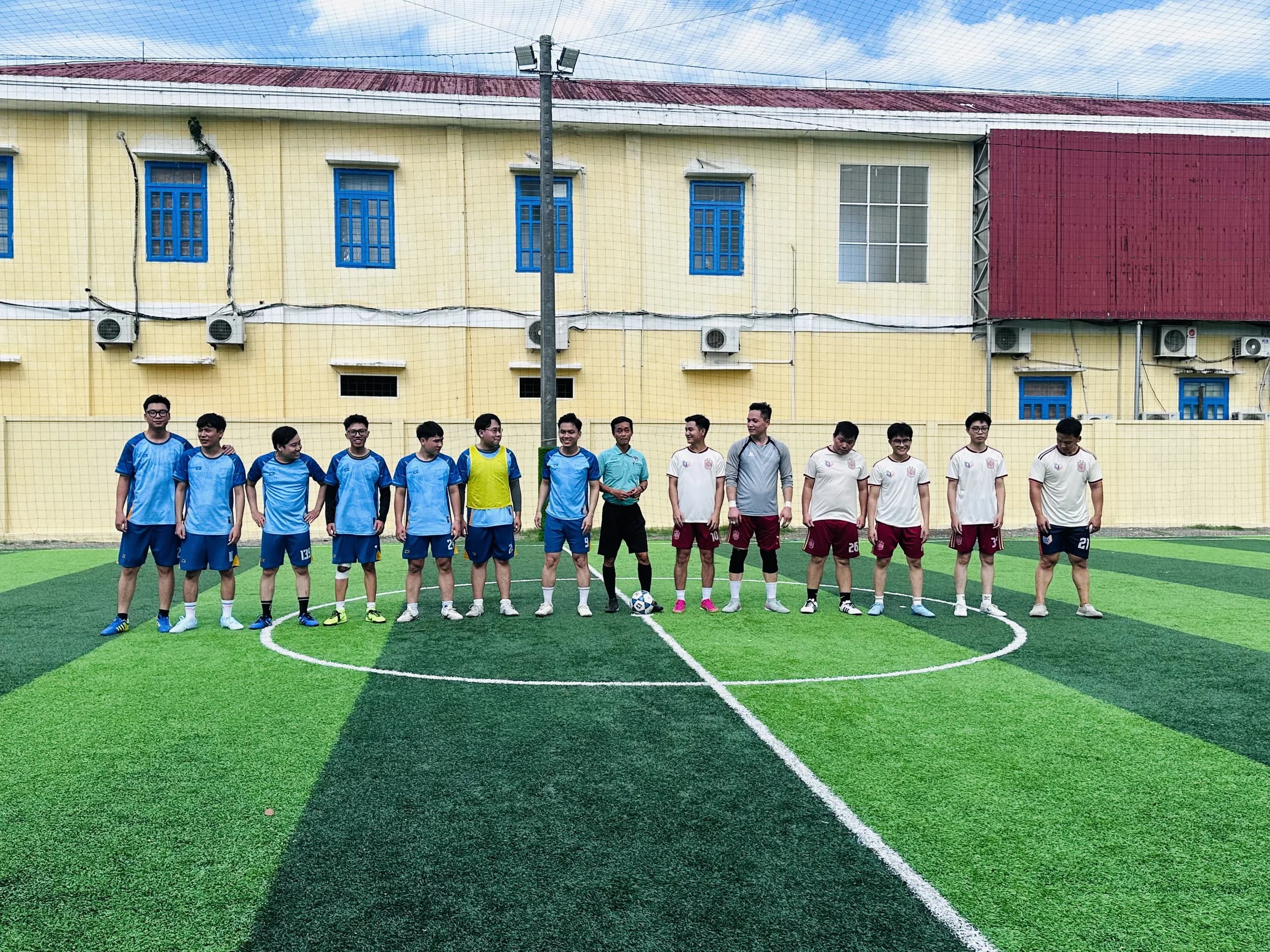 Hai đội bóng xếp hàng chào nhau trên sân