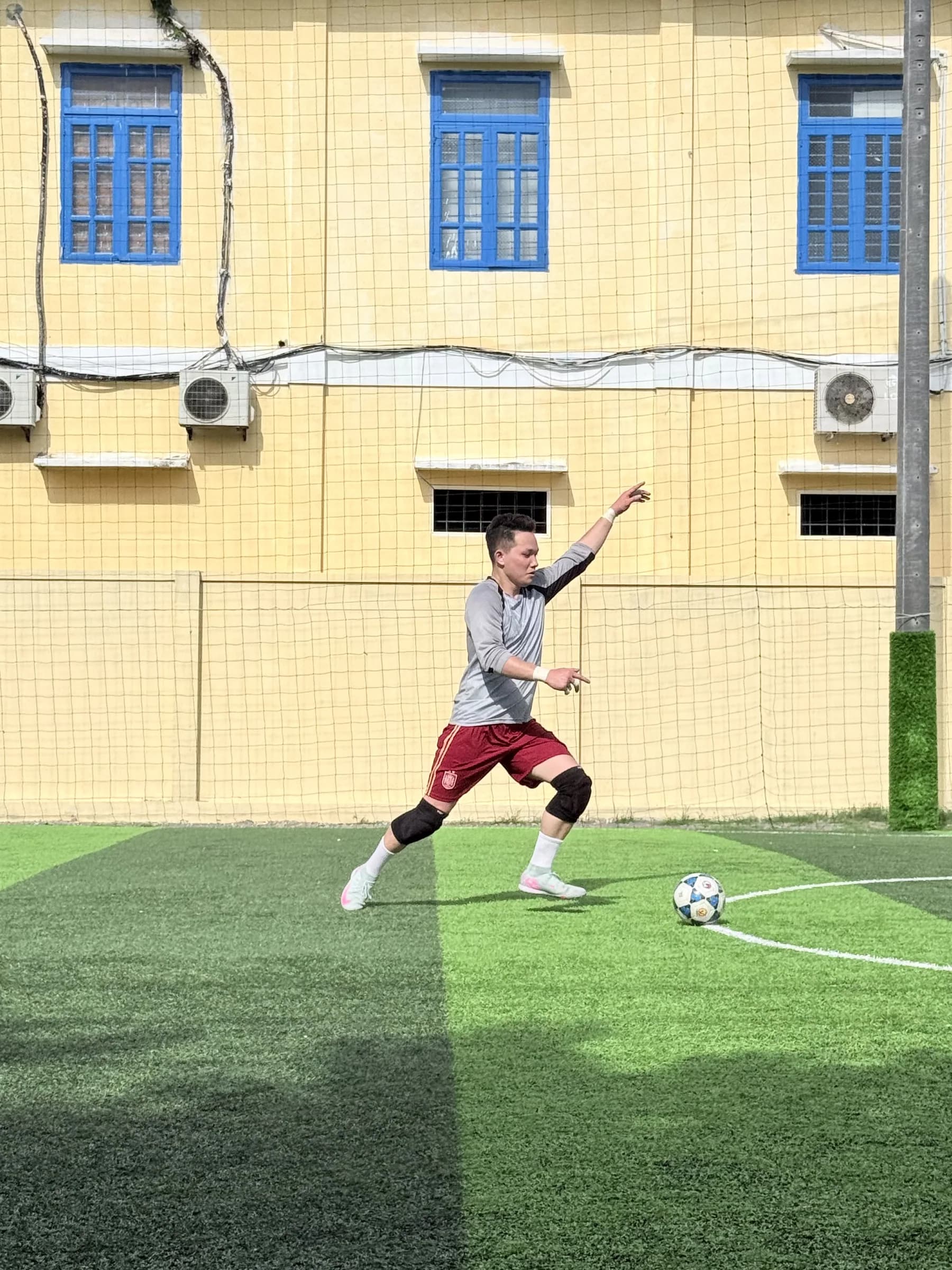 Cầu thủ CLC FC tăng tốc với bóng