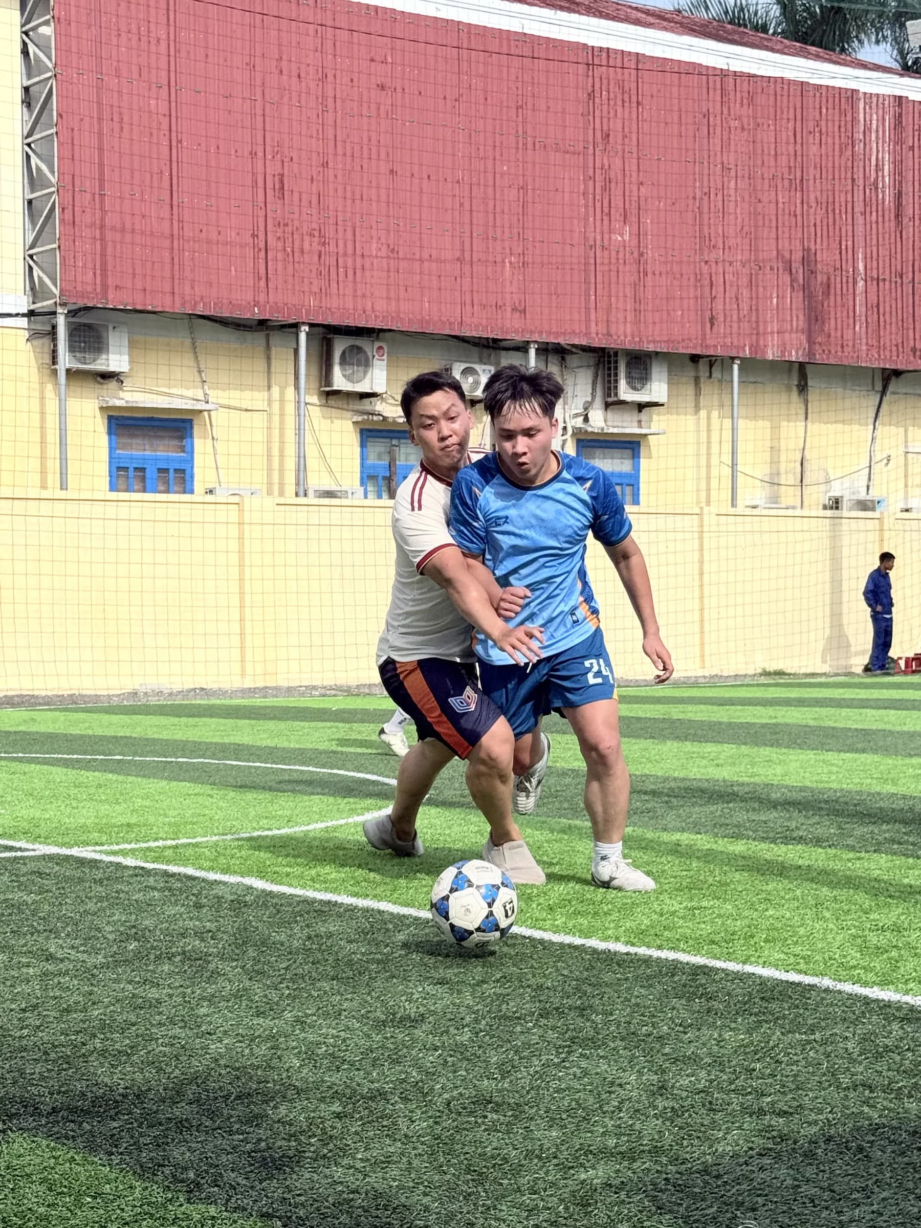 Cầu thủ hai đội tranh chấp bóng