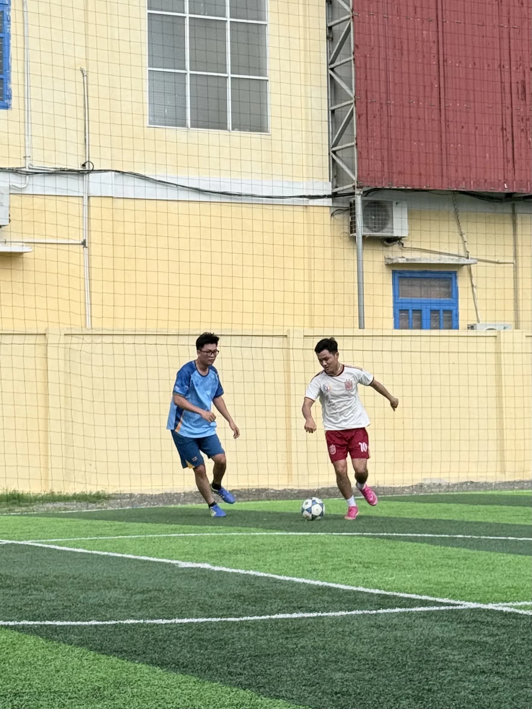Cầu thủ 404 FC tranh bóng với đối thủ
