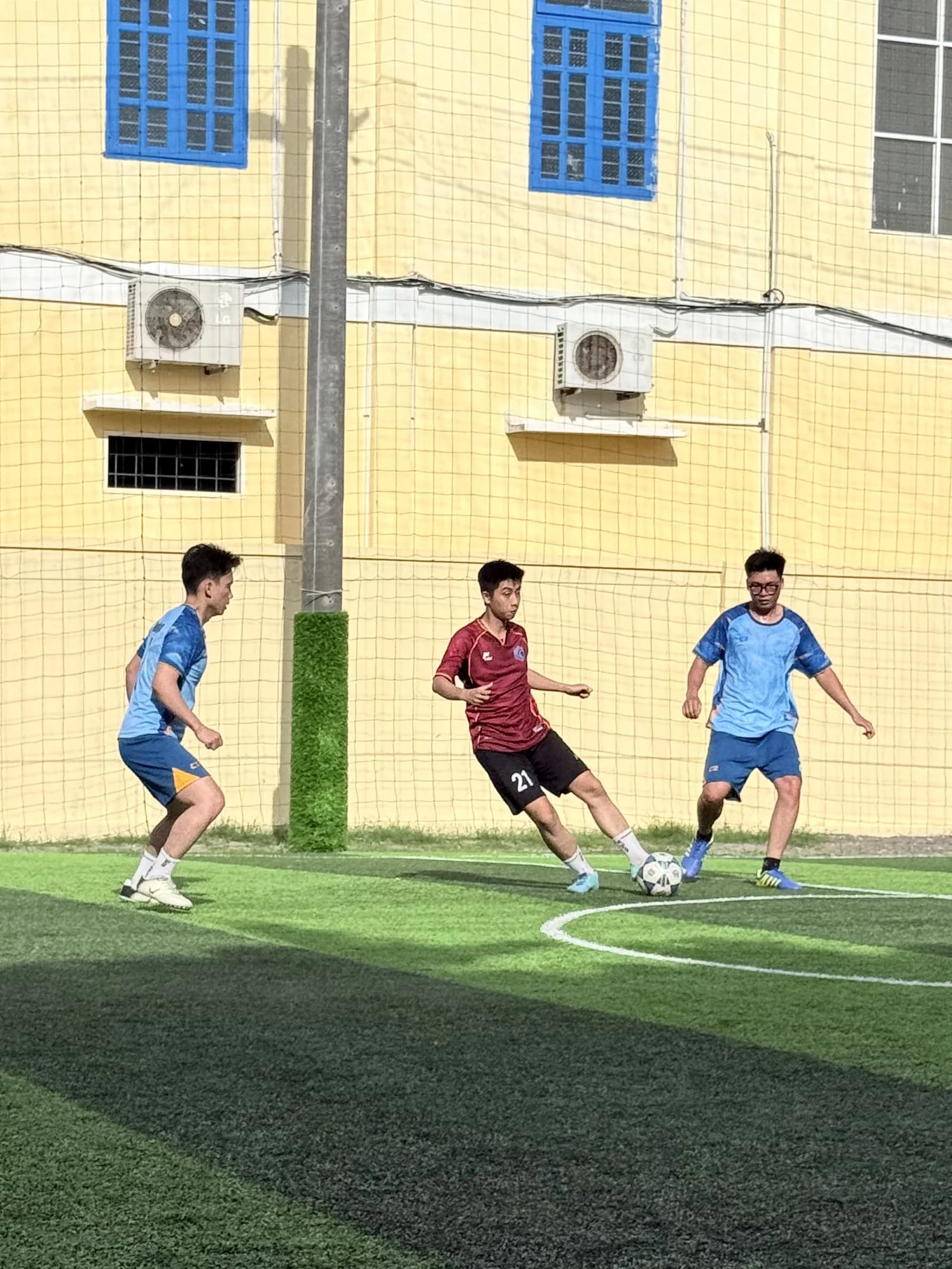 Cầu thủ CLC FC đi bóng giữa các hậu vệ 404 FC