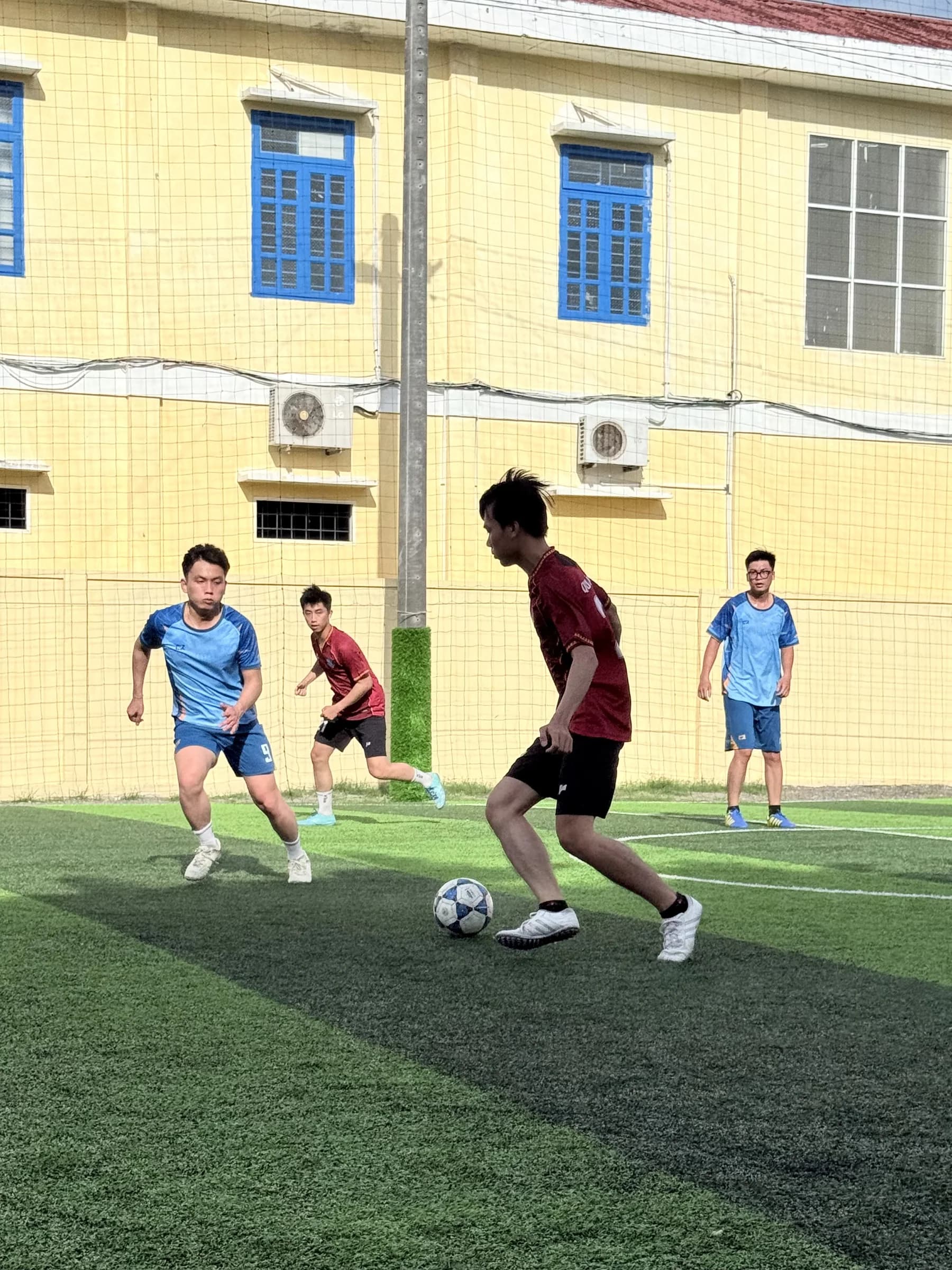 Cầu thủ CLC FC kiểm soát bóng