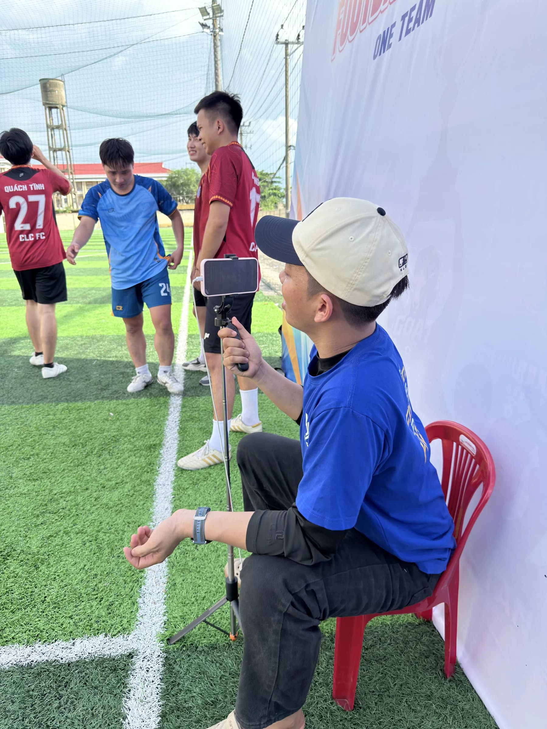 Thành viên ghi hình các cầu thủ bên đường biên