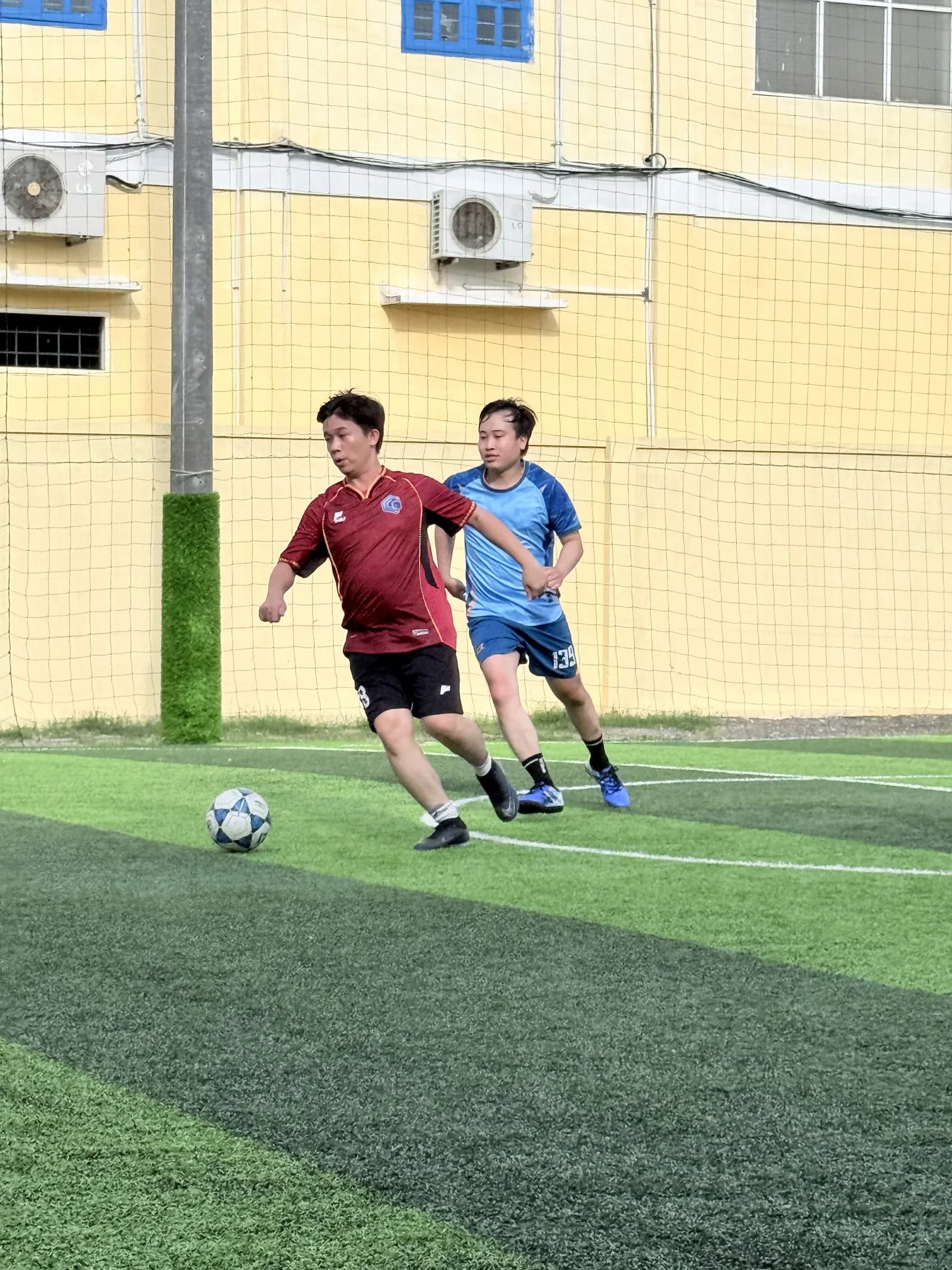 Cầu thủ CLC FC bứt tốc trước cầu thủ 404 FC