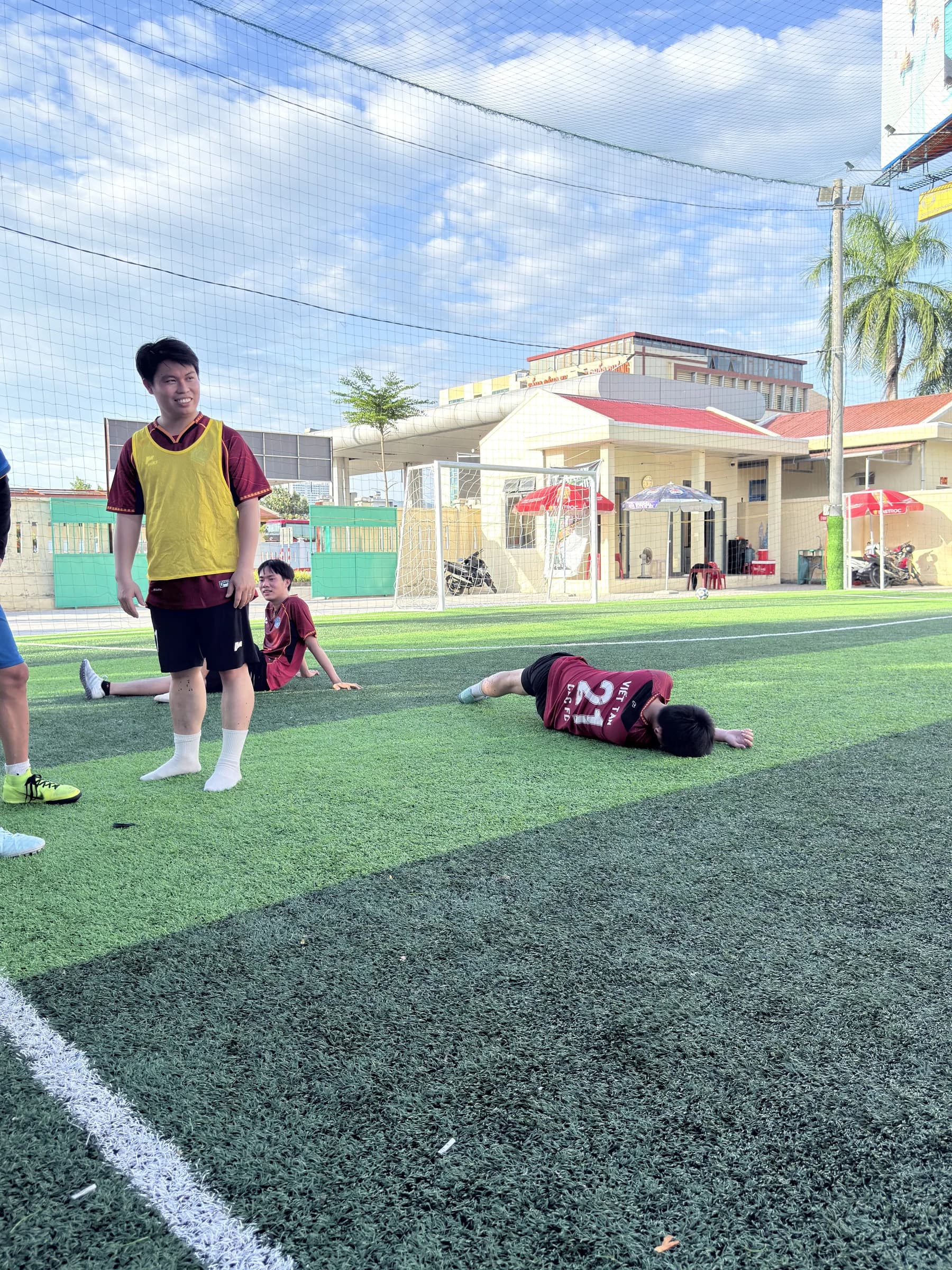 Các cầu thủ CLC FC nghỉ trên sân sau khi thi đấu