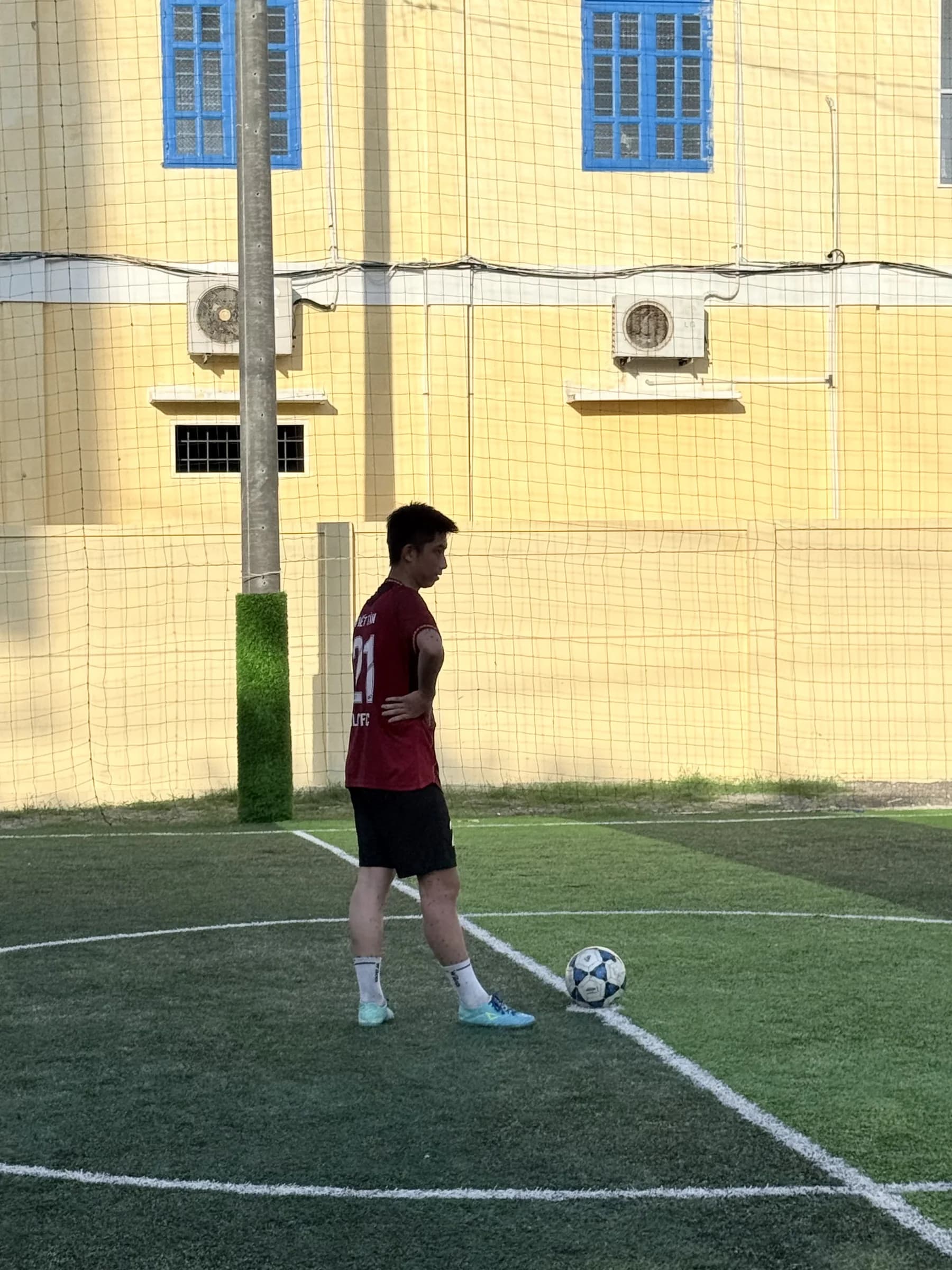 Cầu thủ CLC FC chuẩn bị thực hiện tình huống bóng