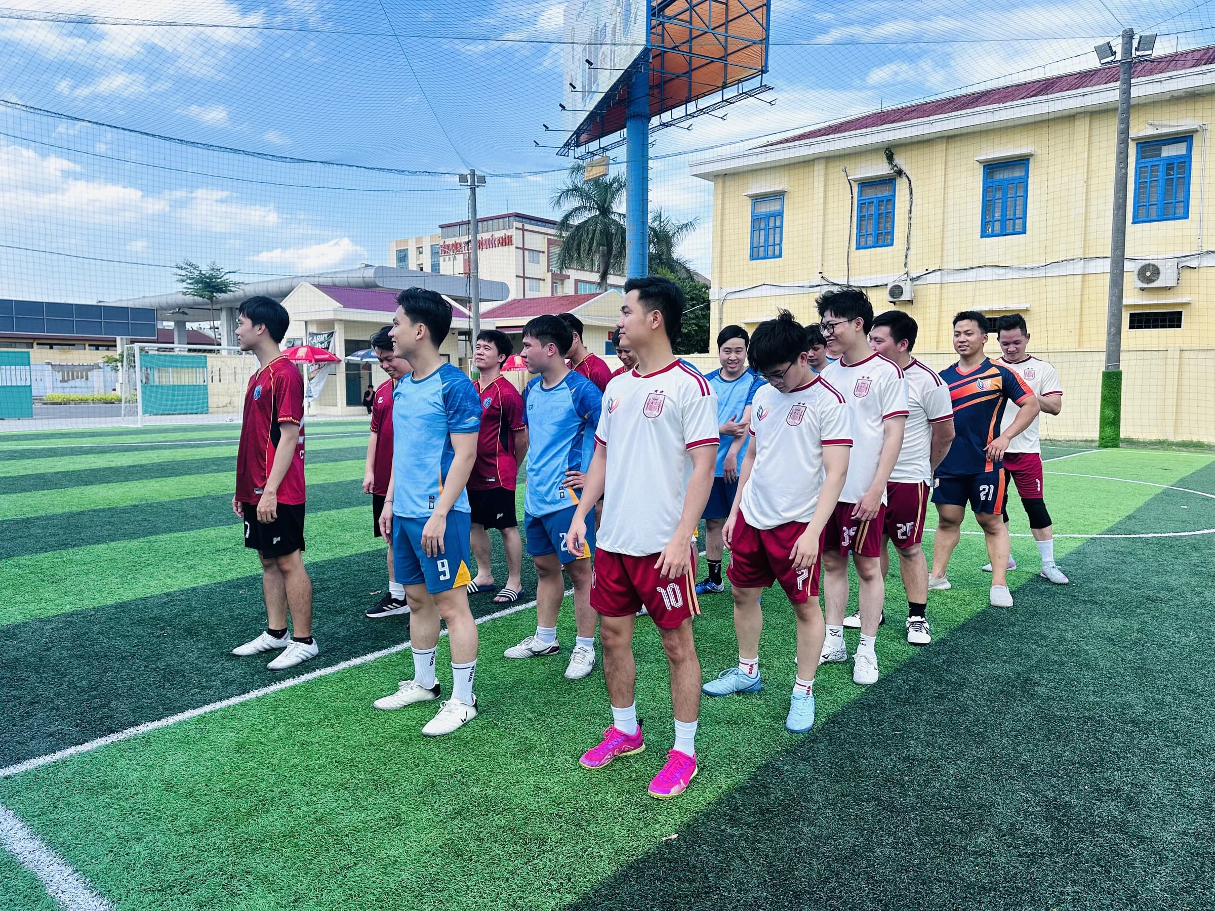 Các đội bóng xếp hàng trên sân trong lễ khai mạc