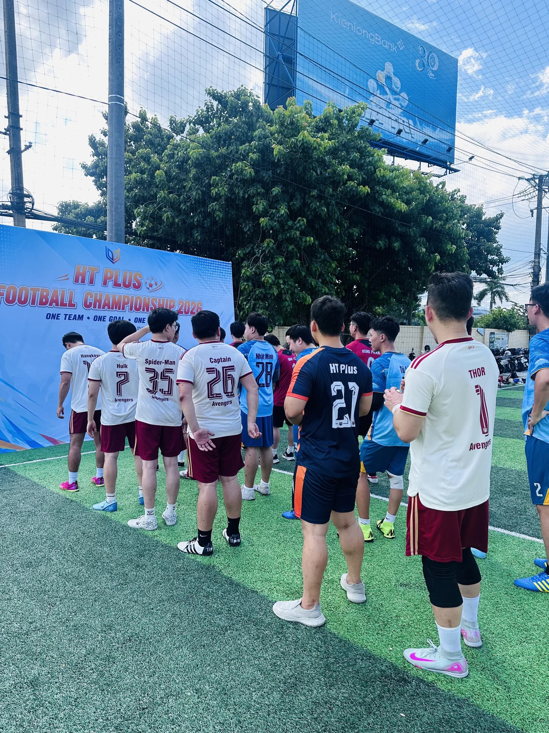 Các cầu thủ tập trung lắng nghe trong lễ khai mạc