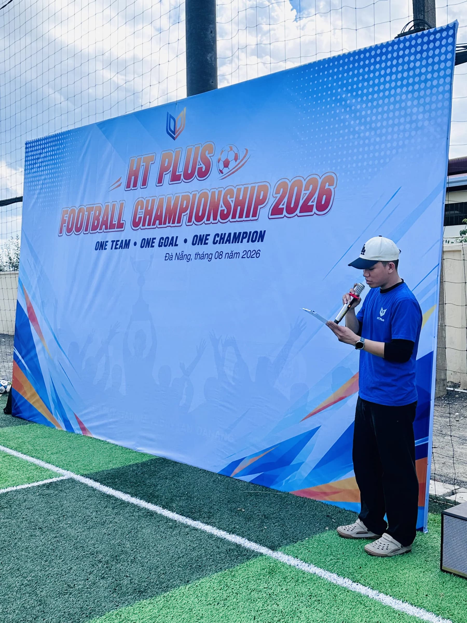 Đại diện ban tổ chức phát biểu tại lễ khai mạc