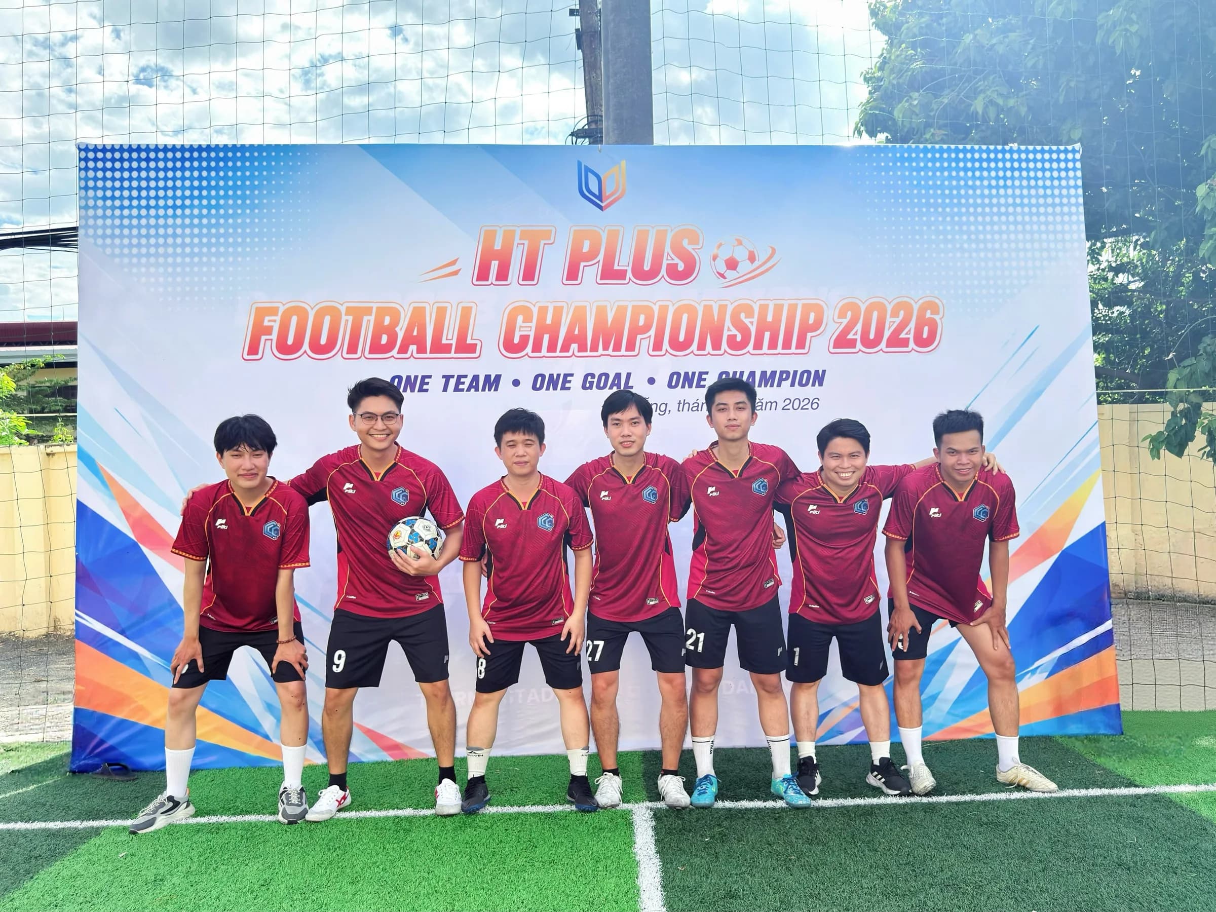 Đội CLC FC trong trang phục màu đỏ