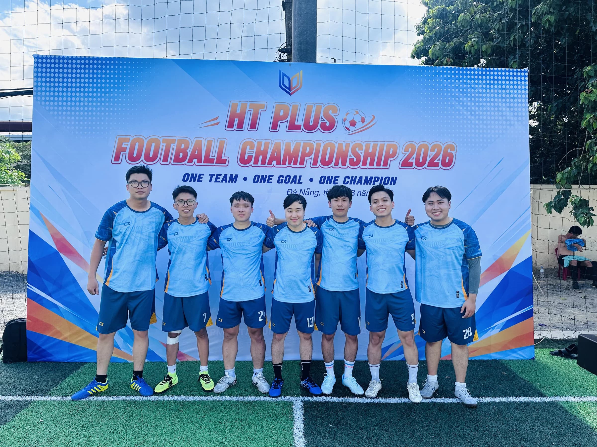 Đội 404 FC trong trang phục màu xanh